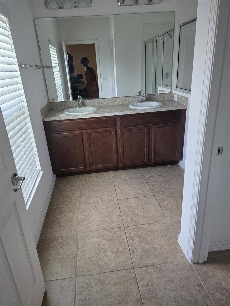 3 ROOMS FOR RENT SHARED HOUSE.