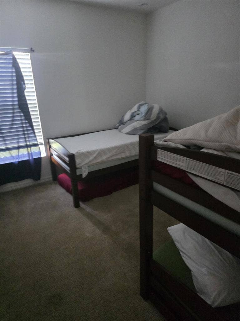 3 ROOMS FOR RENT SHARED HOUSE.