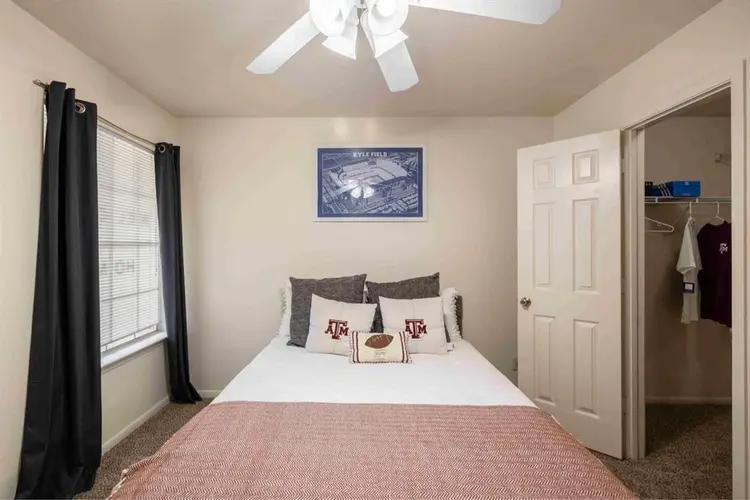 Looking for Female Roommate