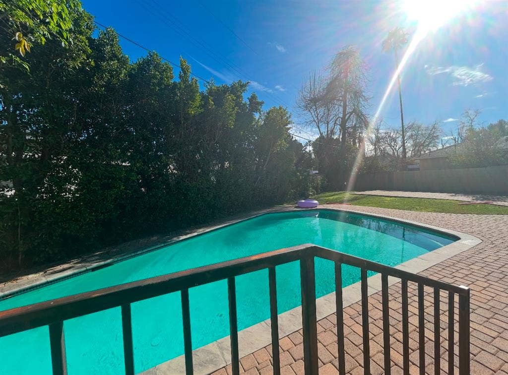 *MONTH*WONT-LAST*SHARED-ROOMS*