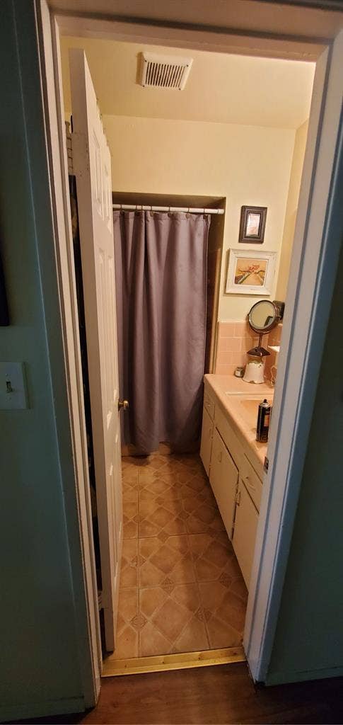 Room furnished, 4 blocks from Beach