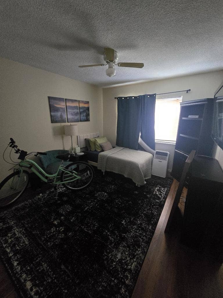 Room furnished, 4 blocks from Beach