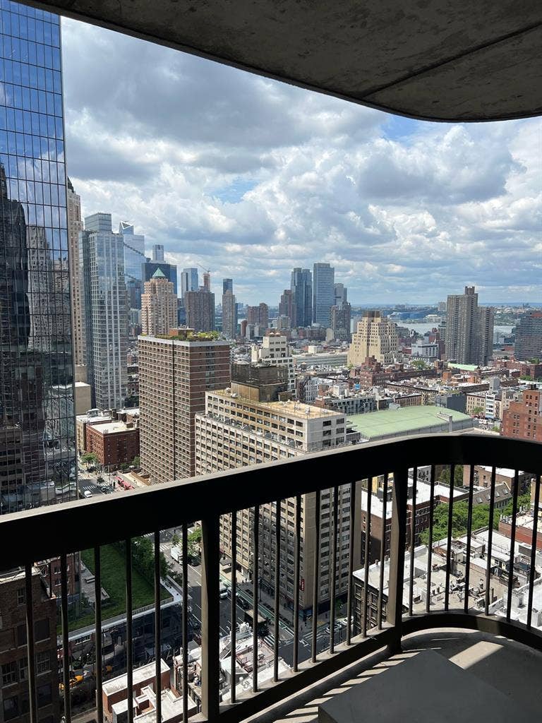 Lease takeover in luxury building