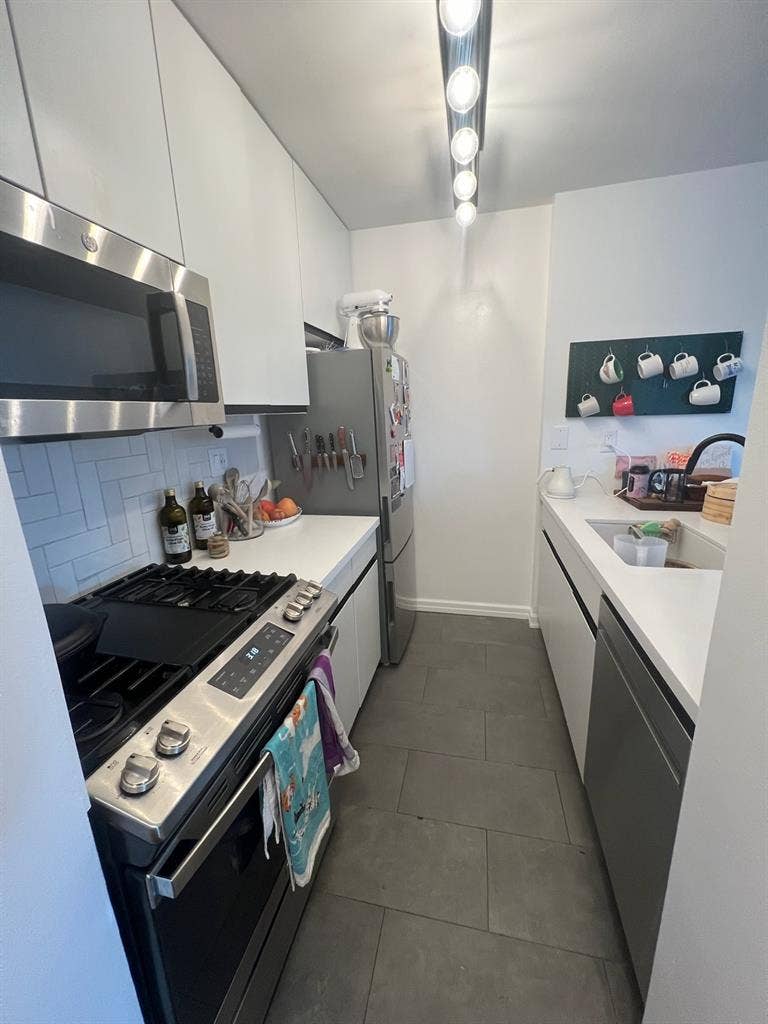 Lease takeover in luxury building