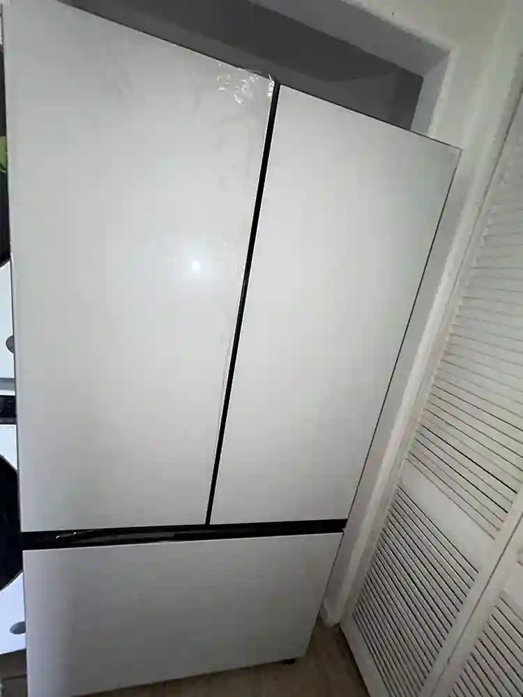 LARGE ROOM AVAILABLE NOW!