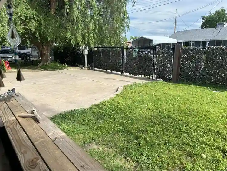 LARGE ROOM AVAILABLE NOW!