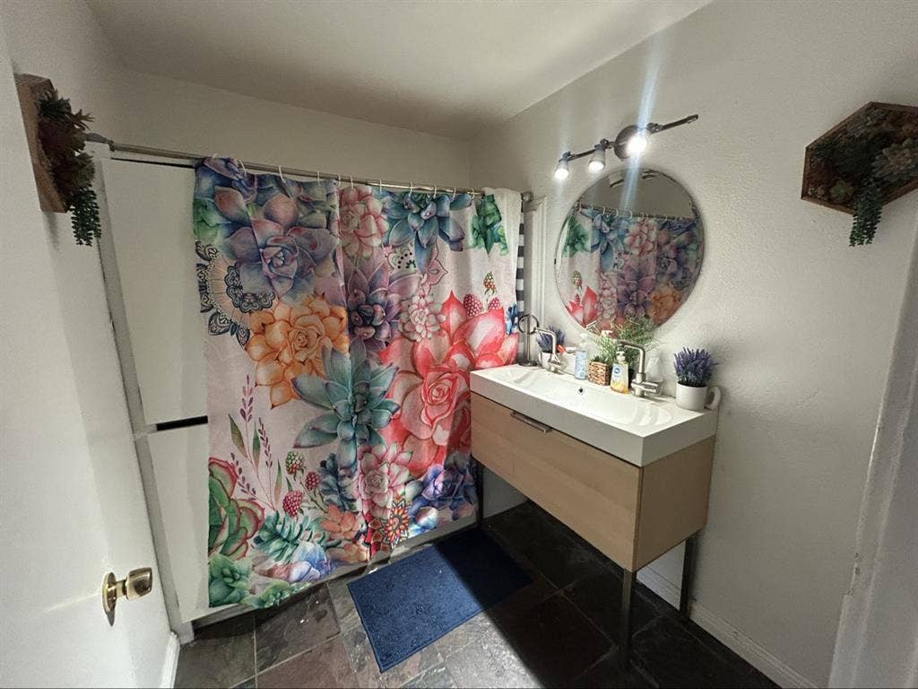 LARGE ROOM AVAILABLE NOW!