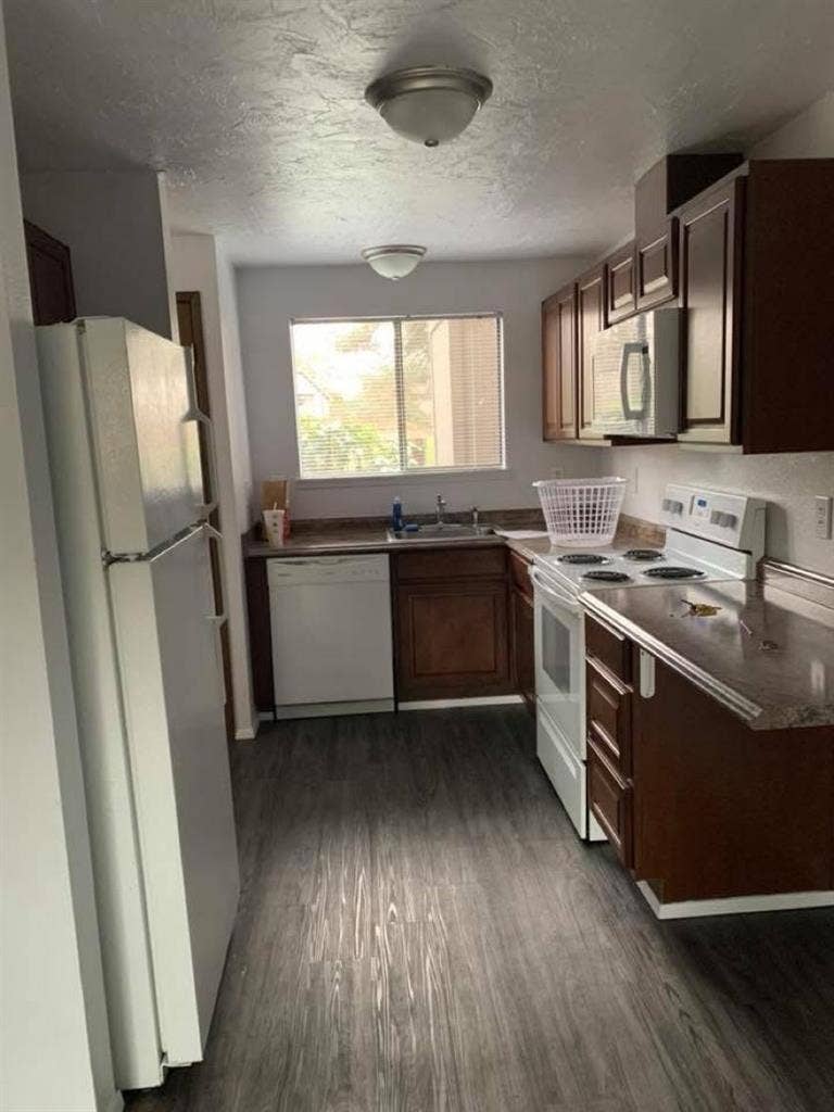 Looking for roommate