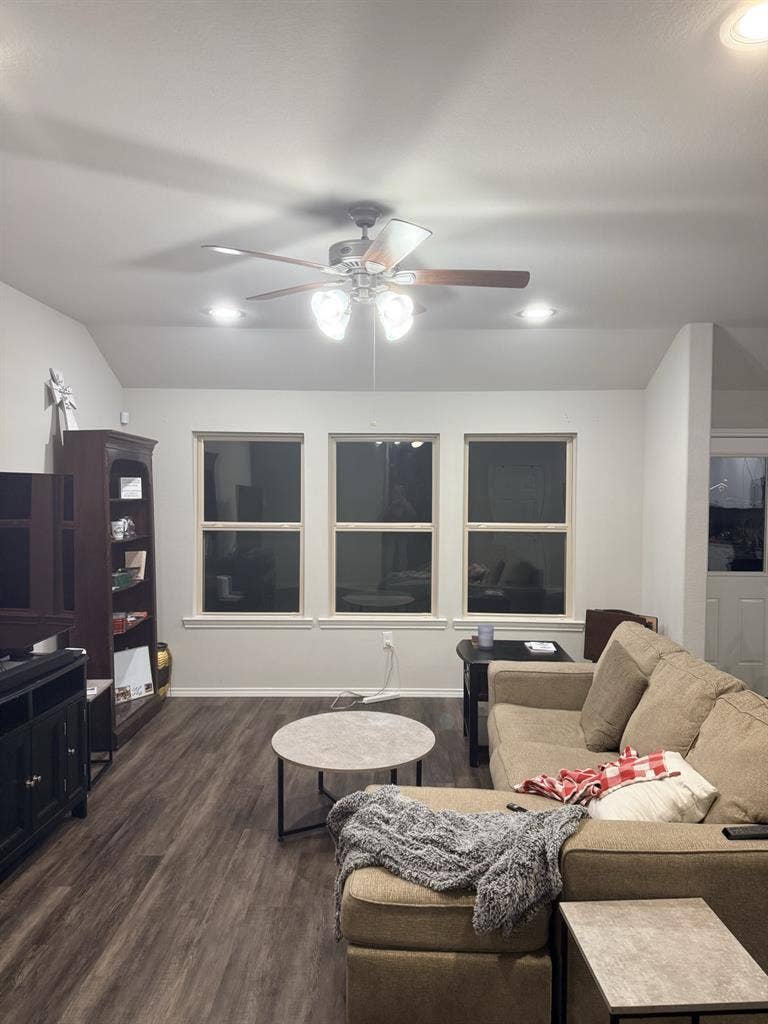 Looking for roommate in
 Magnolia