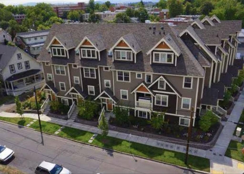 LOOKING FOR A ROOMMATE!