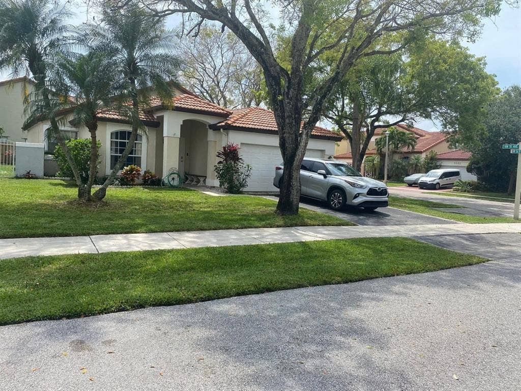 Room in Coconut Creek, Gated-Pool