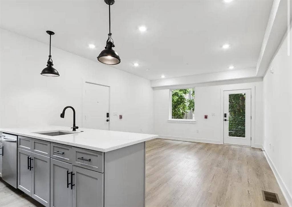 SPRING SUBLEASE AVAILABLE URGENT