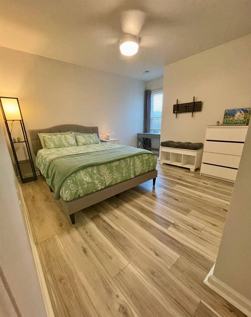 Rent  bedrooms w/1 bathroom.