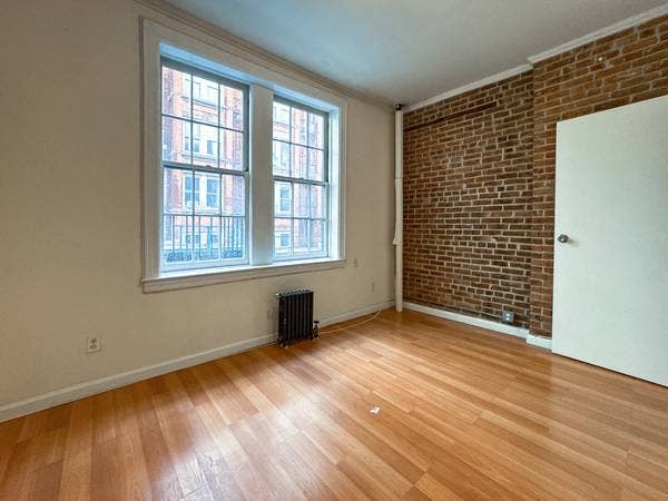 Brooklyn Heights 1 Bed, Brick walls