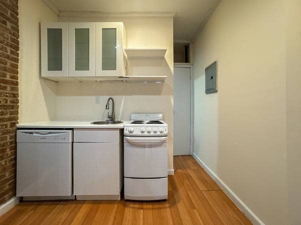 Brooklyn Heights 1 Bed, Brick walls