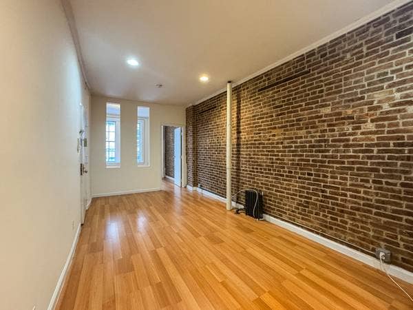 Brooklyn Heights 1 Bed, Brick walls