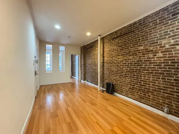 Brooklyn Heights 1 Bed, Brick walls
