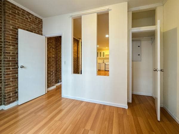 Brooklyn Heights 1 Bed, Brick walls