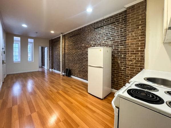 Brooklyn Heights 1 Bed, Brick walls