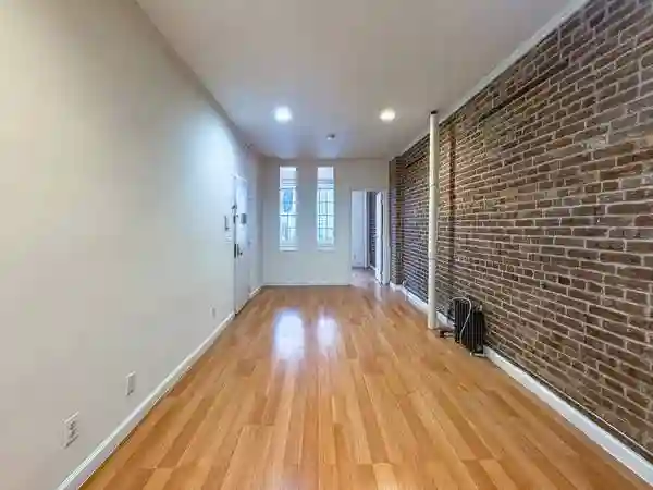 Brooklyn Heights 1 Bed, Brick walls
