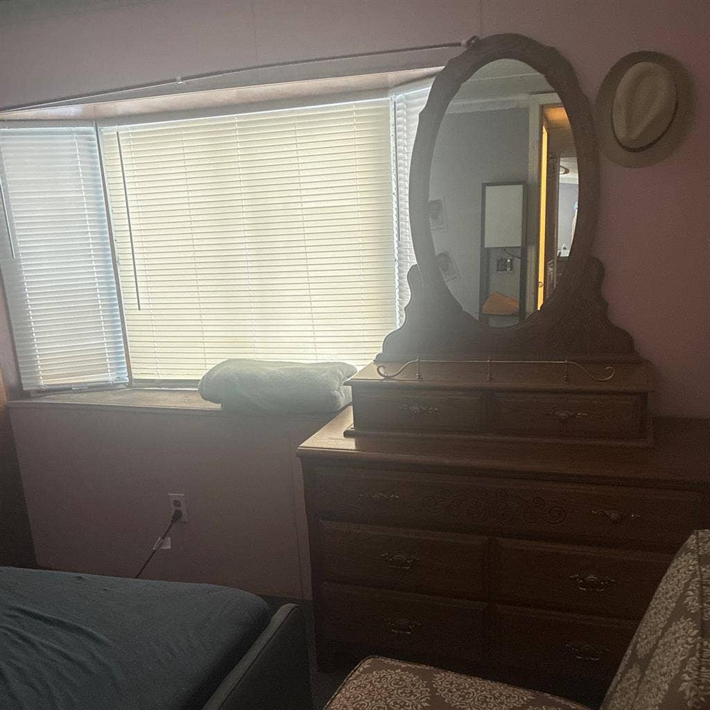 I have a room for rent.