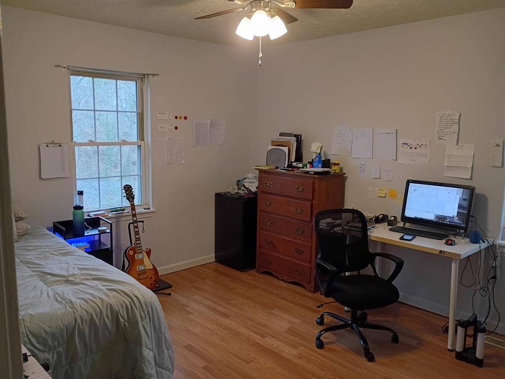 Vacant room close to downtown Hendo