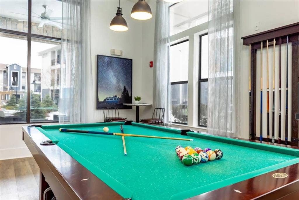 ROOM FOR RENT!! LUXURY APARTMENTS