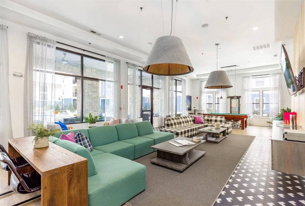 ROOM FOR RENT!! LUXURY APARTMENTS