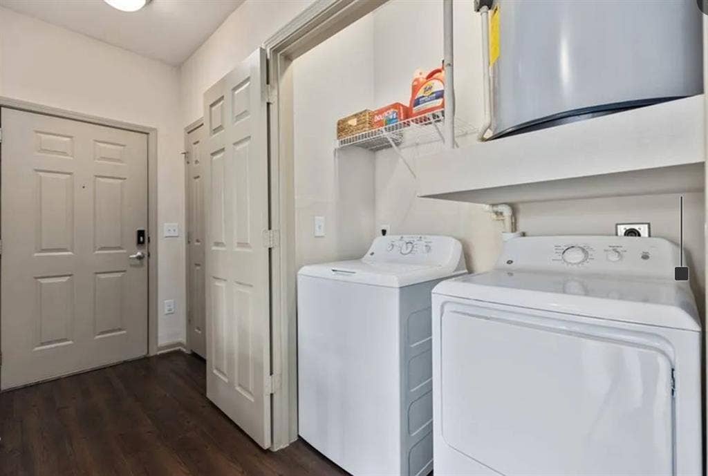 ROOM FOR RENT!! LUXURY APARTMENTS