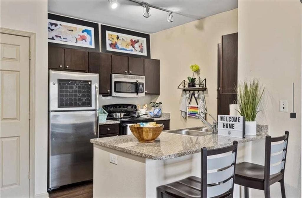 ROOM FOR RENT!! LUXURY APARTMENTS