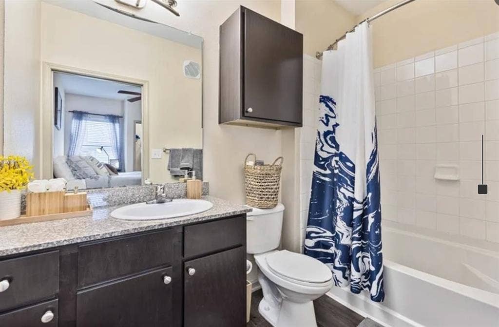 ROOM FOR RENT!! LUXURY APARTMENTS