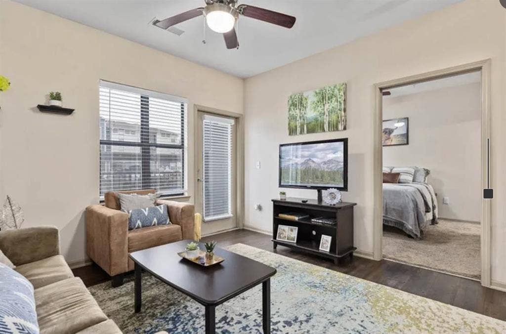 ROOM FOR RENT!! LUXURY APARTMENTS