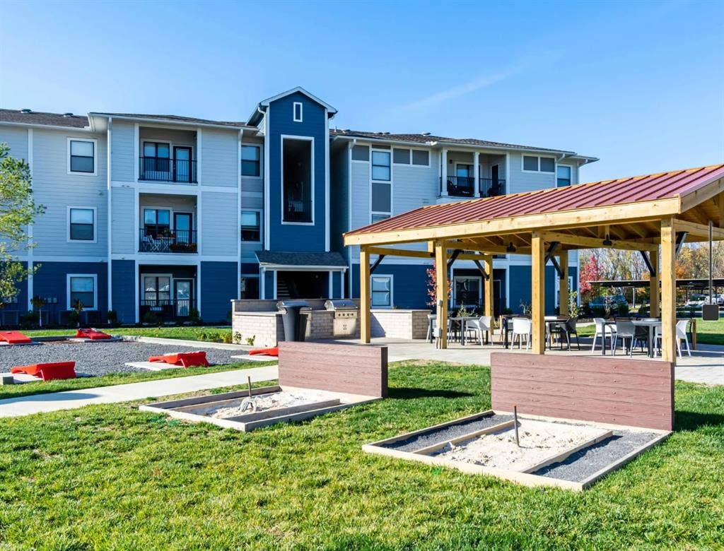 ROOM FOR RENT!! LUXURY APARTMENTS