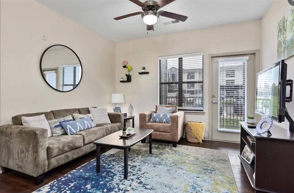 ROOM FOR RENT!! LUXURY APARTMENTS