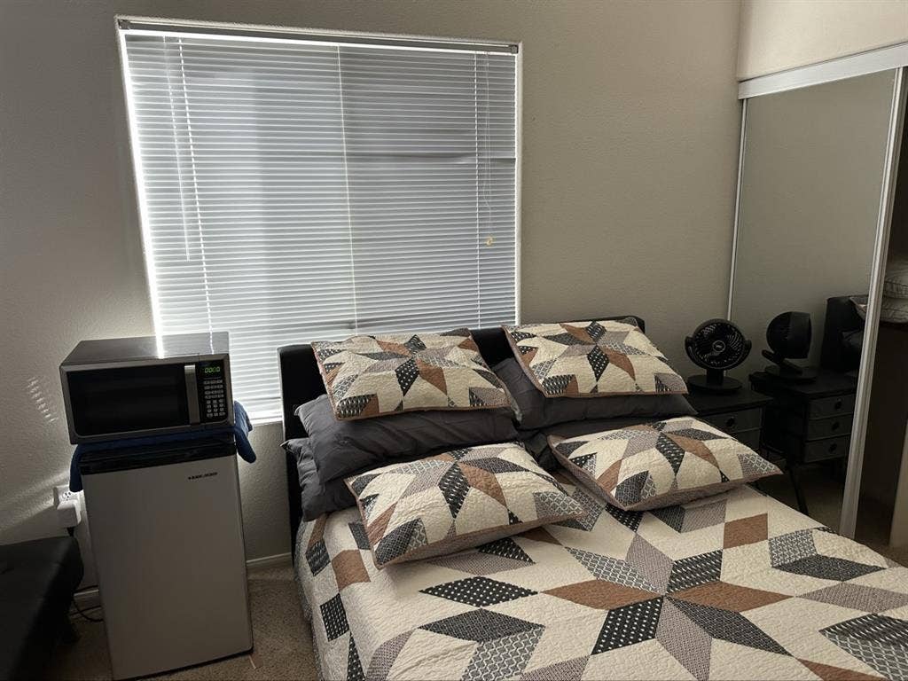 All utilities w/fast internett