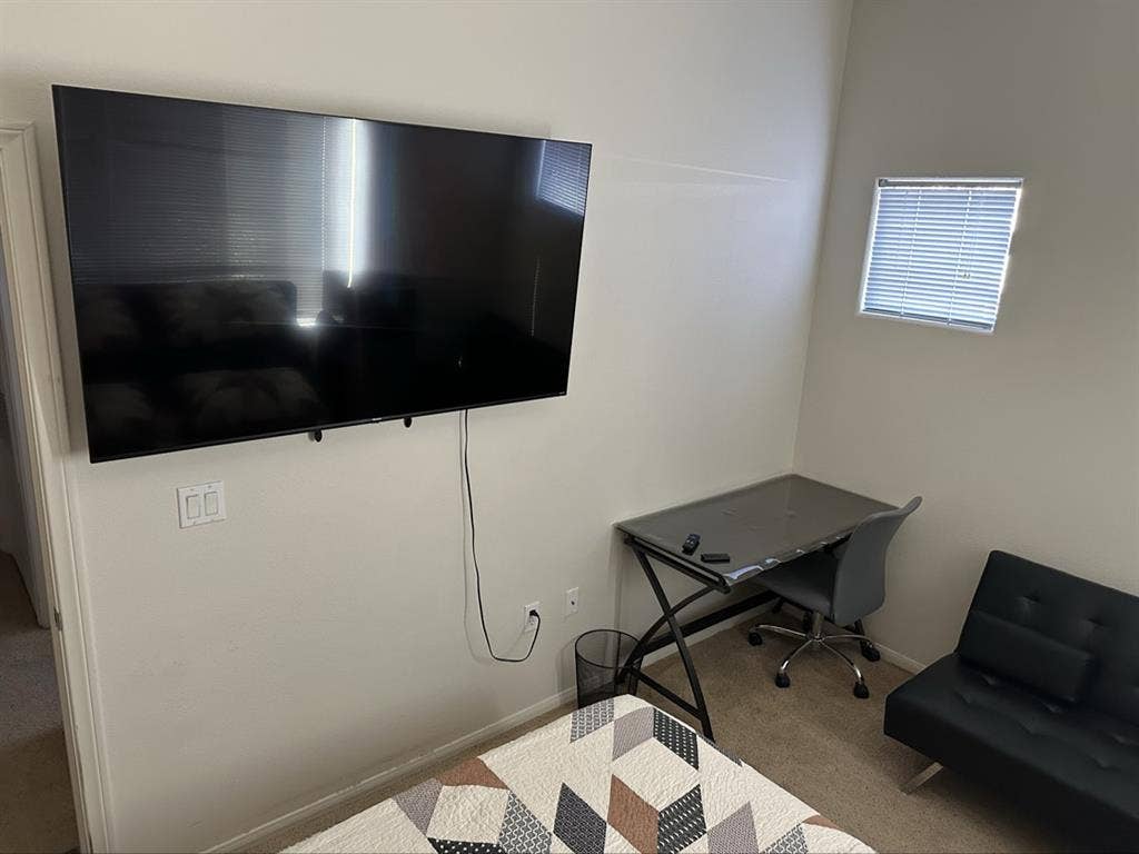 All utilities w/fast internett