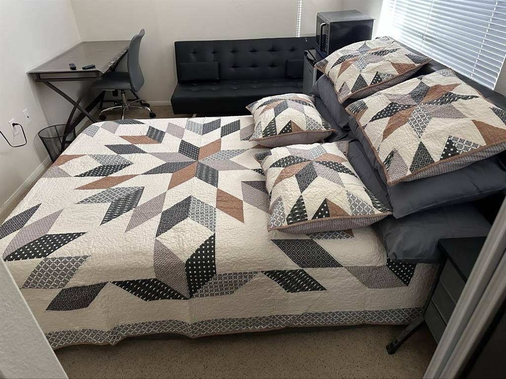 All utilities w/fast internett