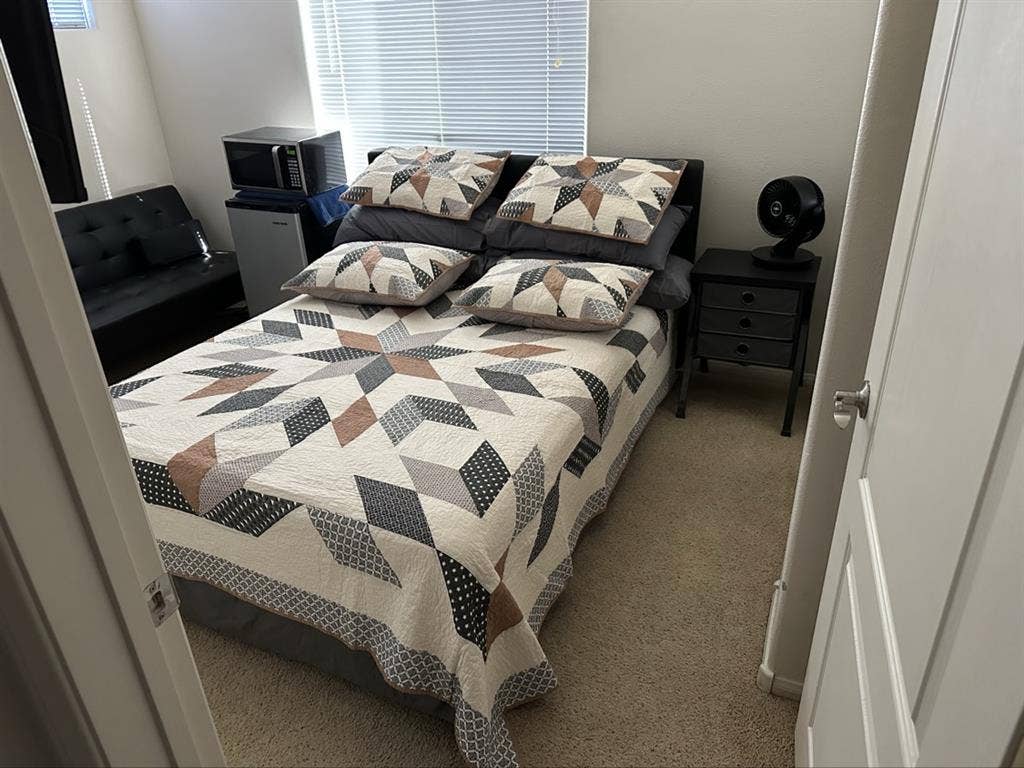 All utilities w/fast internett