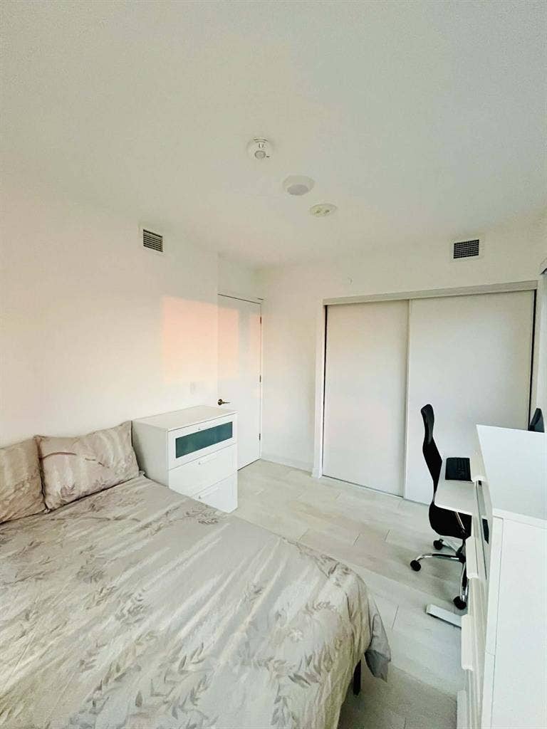 Bright Spacious room in corner unit