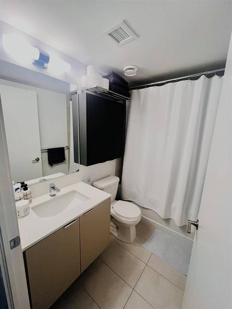 Bright Spacious room in corner unit