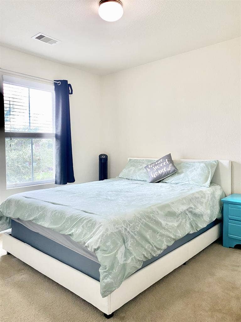 Room for one female. Para mujer.