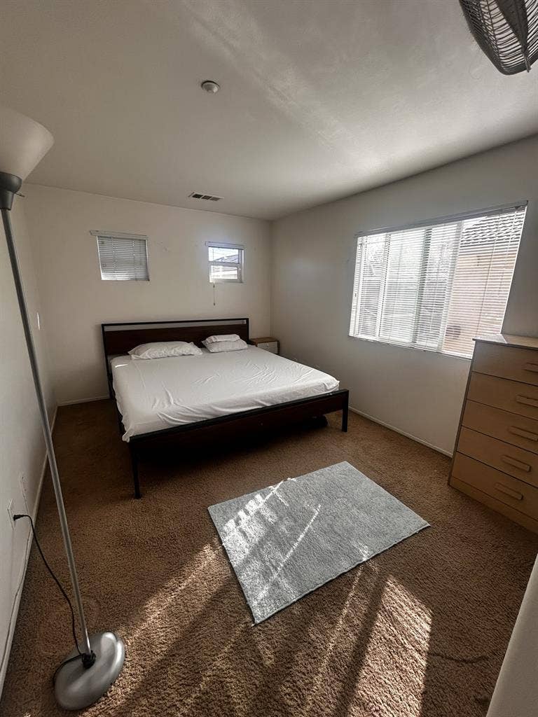 Looking for roommate