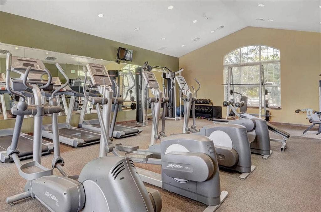 Looking for roommate in Erie