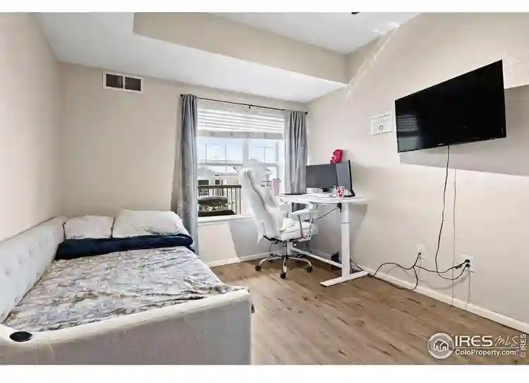 Looking for roommate in Erie