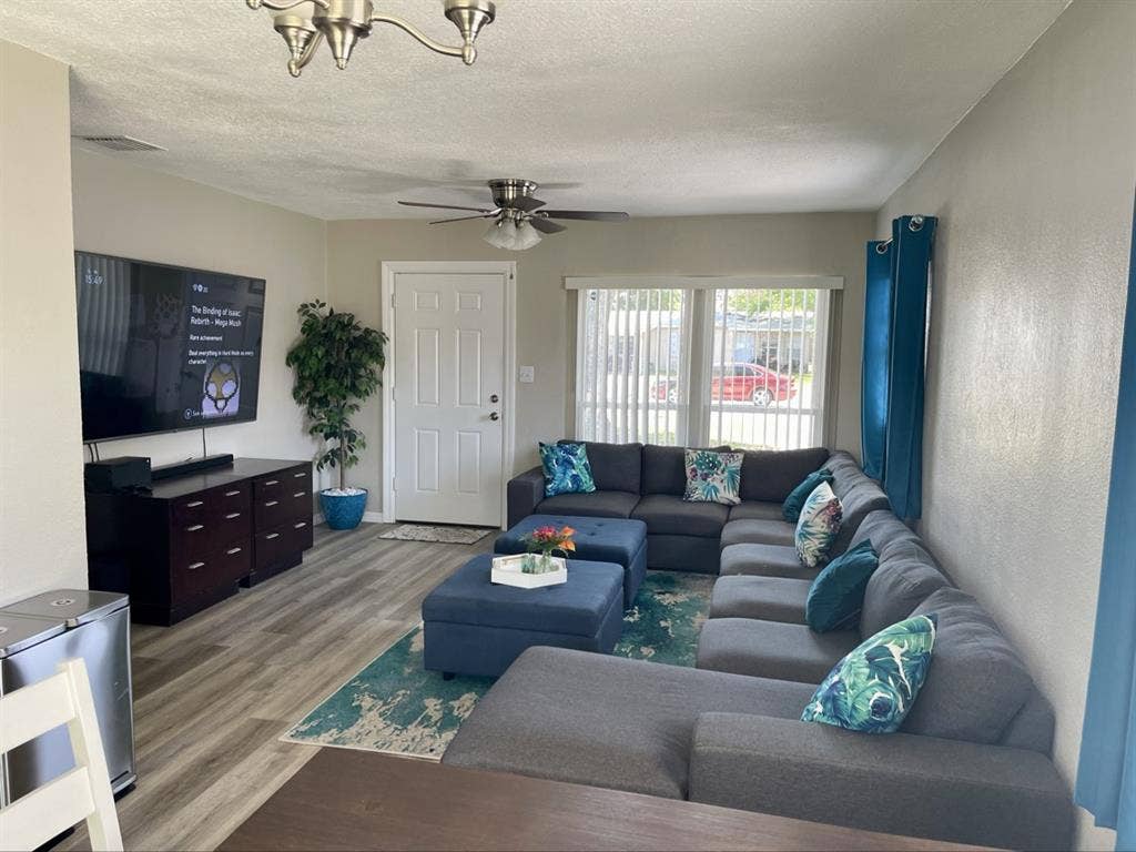 Room Near Universal!