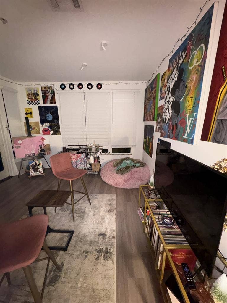 NEED ROOMMATE JANUARY