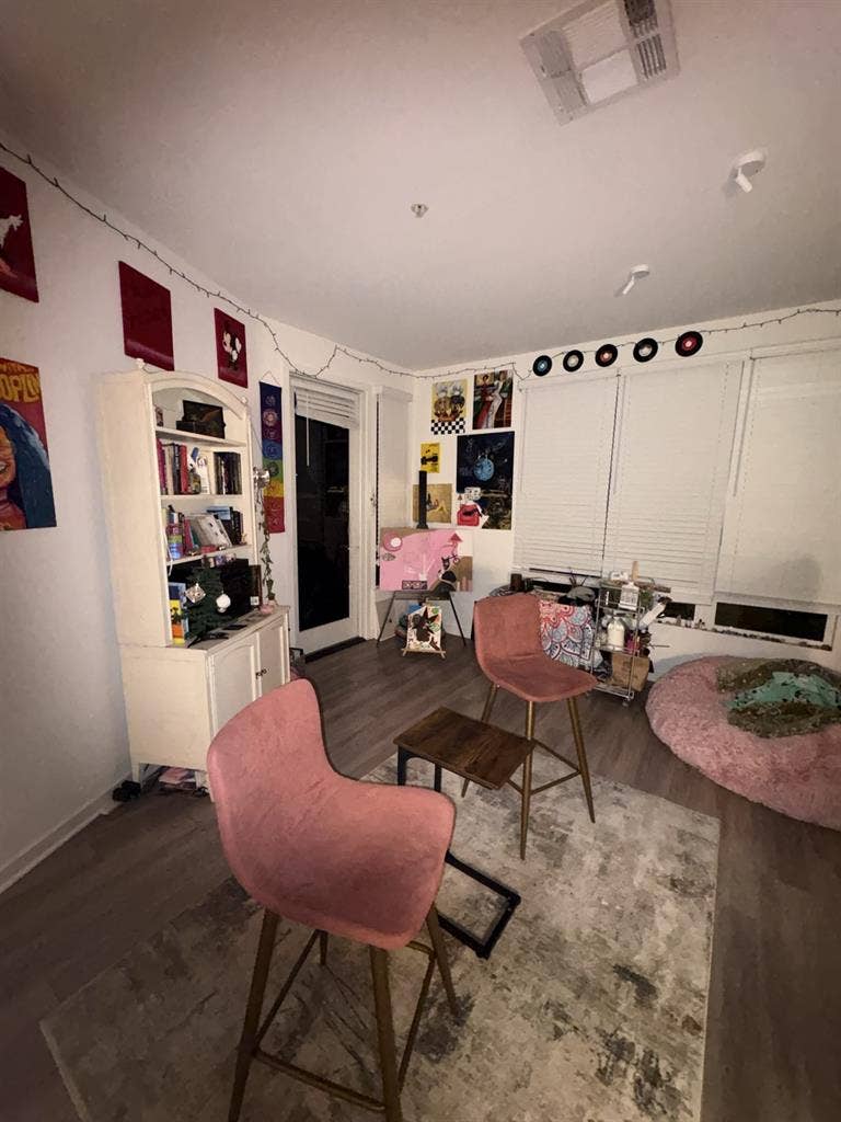 NEED ROOMMATE JANUARY