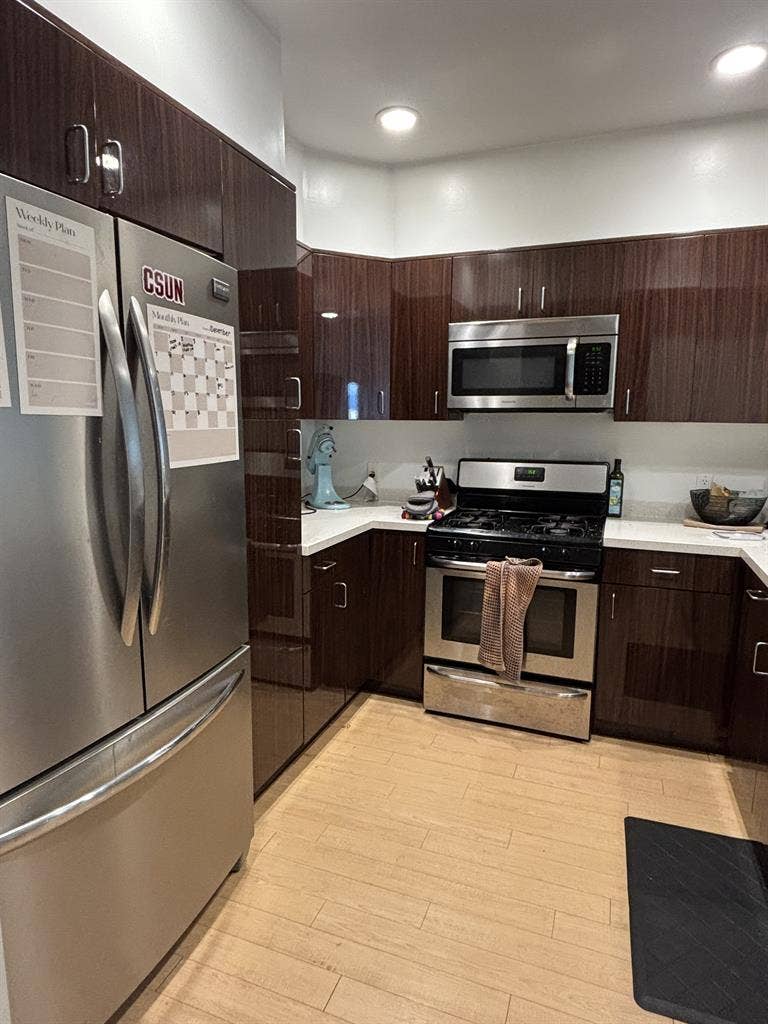 looking for a female for share room