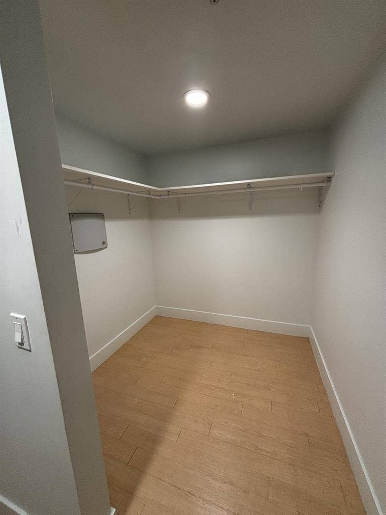 looking for a female for share room