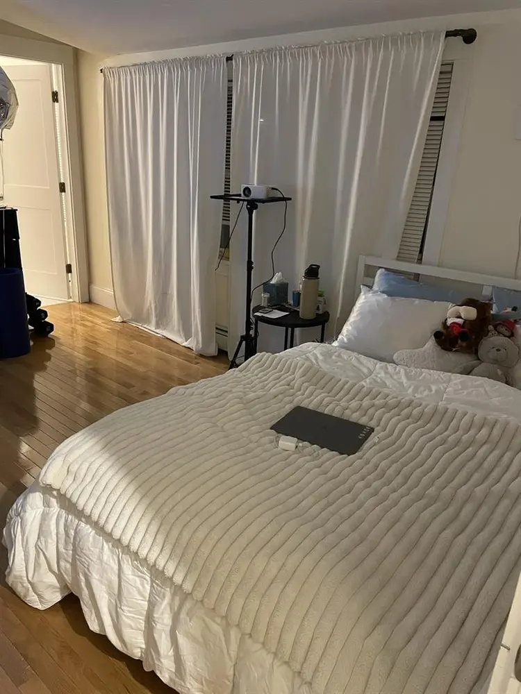 Room+Bathroom available January 1st